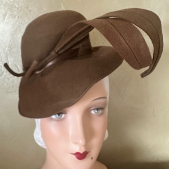 SPLENDID 1940s\' BROWN FELT TILT HAT WITH SELF \
